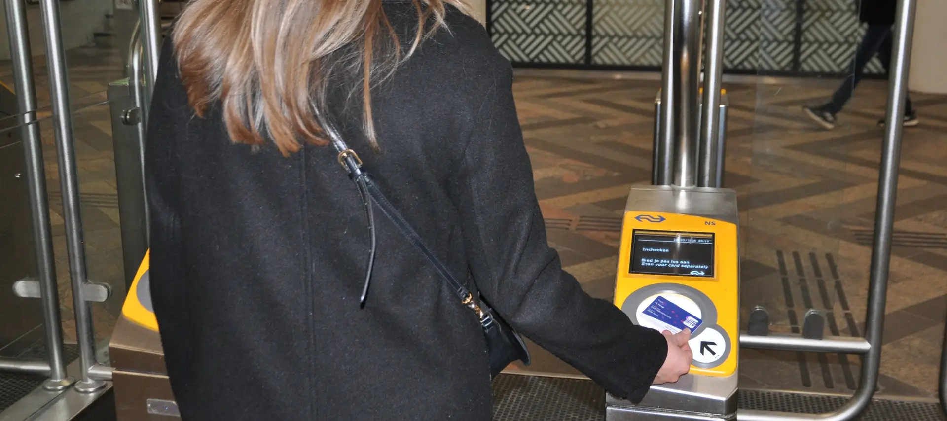 Werknemer checkt in met Gaiyo Zakelijke Mobiliteitskaart als alternatief voor de NS Business Card