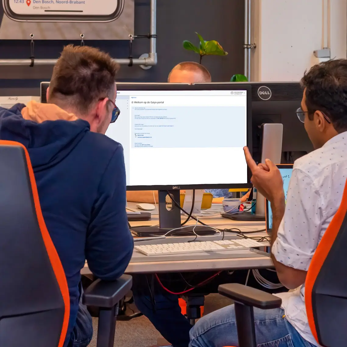Twee engineers bespreken de integratie van Gaiyo Enterprise met een HR-systeem tijdens een technische implementatie.